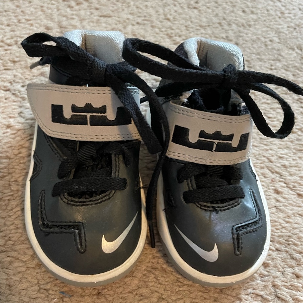 Nike Toddler Lebron James shoes, size 5